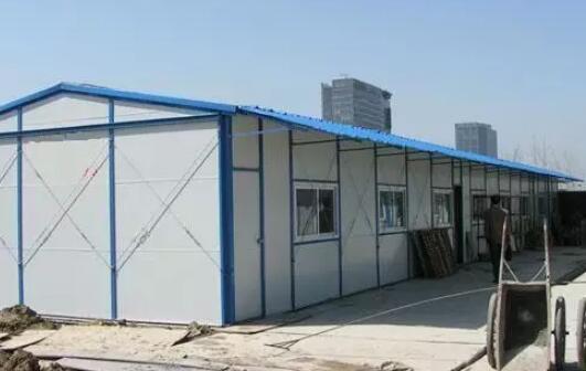 濟(jì)南地鐵項(xiàng)目施工使用中筑住人集裝箱房