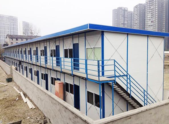 用彩鋼板搭建活動板房有什么優(yōu)勢？